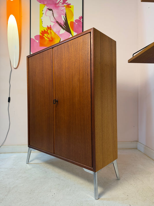 Schrank Teak mit Schloss & neuen Chromfüßen von Heinrich Riestenpatt