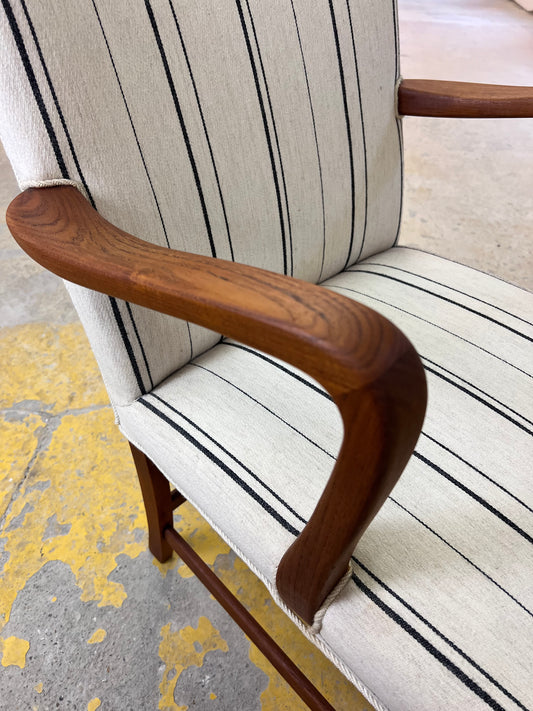 Armlehnstuhl mit paspeliertem Polster aus Dänemark