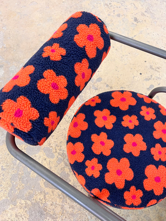 Set: Sessel & Hocker neu gepolstert aus der Serie The Natural Choice von Innovation Randers