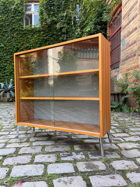 Vitrine Esche mit neuen Chromfüßen von Hellerau