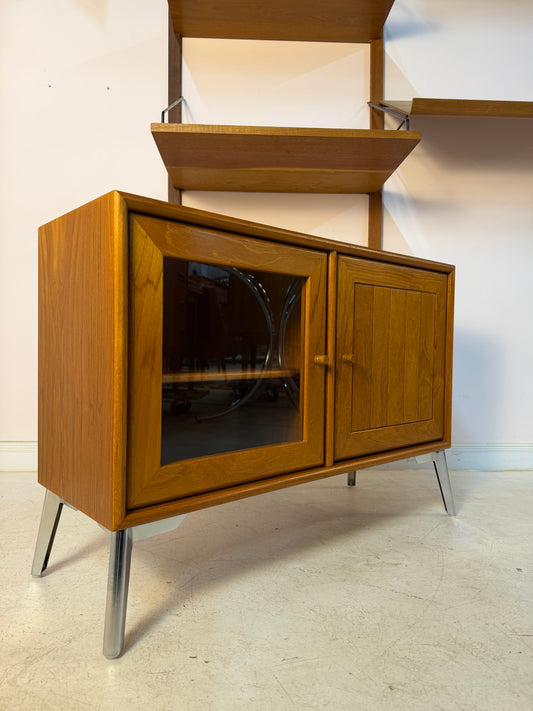 Kleiner Schrank mit Vitrine und Tür rechts von Dyrlund