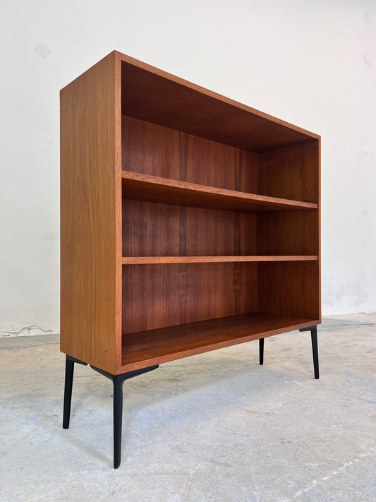 Regal Teak mit neuen Metallfüßen von IDEE Möbel