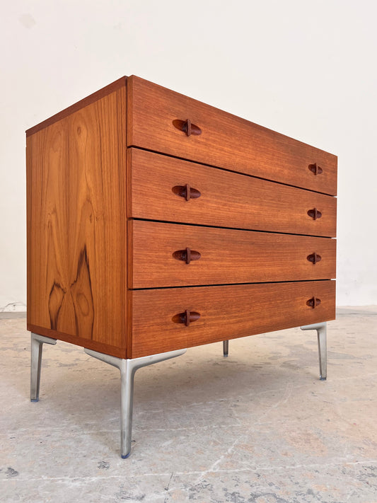 Kommode Teak mit neuen Chromfüßen von H. W. Klein für Bramin
