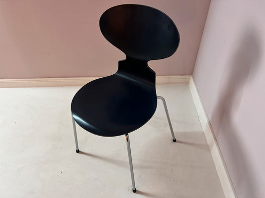Stuhl Ameise schwarz blau von Arne Jacobsen für Fritz Hansen