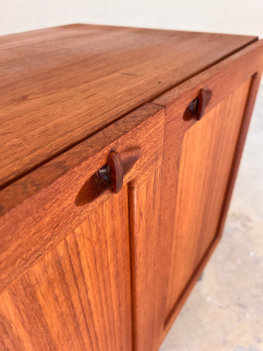 Kommode Teak mit Flügeltüren & neuen Chromfüßen von H. W. Klein für Bramin