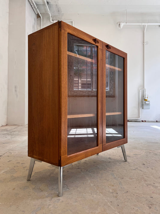 Vitrinenschrank Teak mit neuen Chromfüßen von H.W.Klein für Bramin