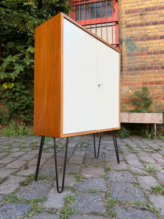 Schrank mit Schloss & neuen Hairpinlegs