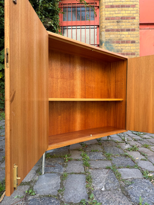 Schrank Typ 605 Esche mit neuen Chromfüßen von Hellerau