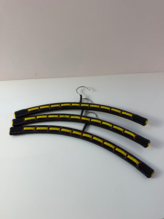 Set: 3x Kleiderbügel schwarz gelb