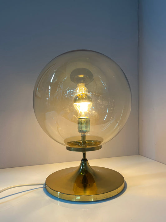Tischlampe mit Glaskugel und Messingfuß