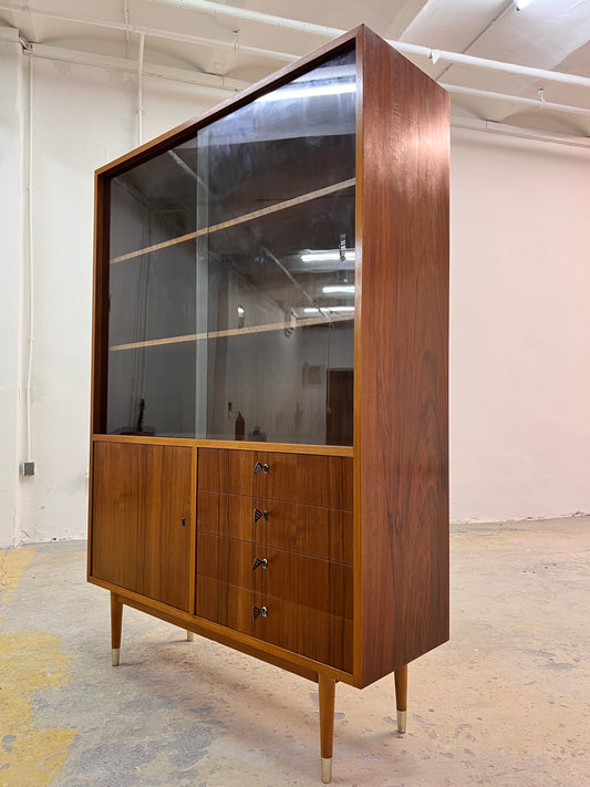 Vitrinenschrank Nussbaum von Deutsche Werkstätten Hellerau