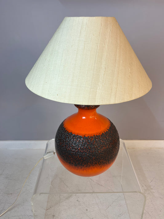 Tischlampe Fat Lava mit Naturseidenschirm orange braun Keramik von JASBA
