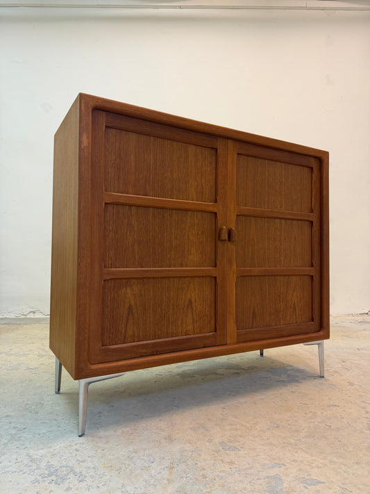 Schrank Teak mit neuen Chromfüßen aus Dänemark