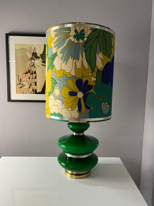 Tischlampe grün mit leuchtendem Glasfuß und floralem Schirm von Doria