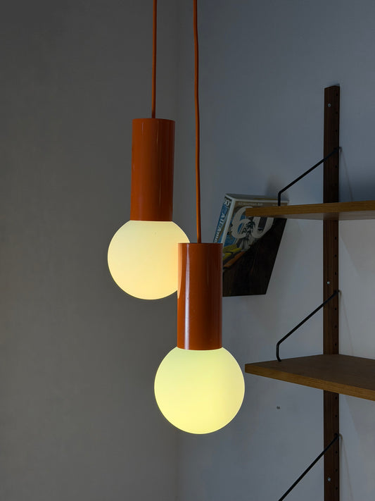 Set: 2x Hängelampe orange mit Opalglas Globus