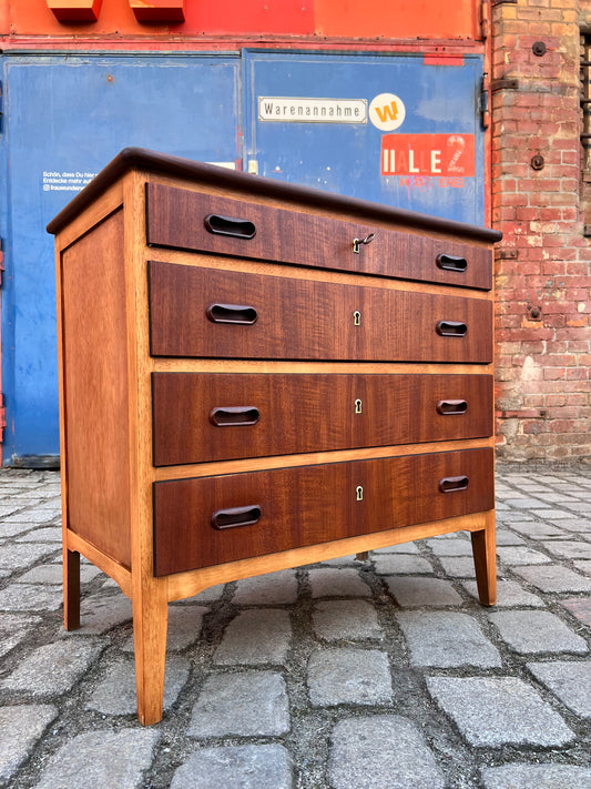 Kommode Teak mit vier abschließbaren Schubläden aus Dänemark