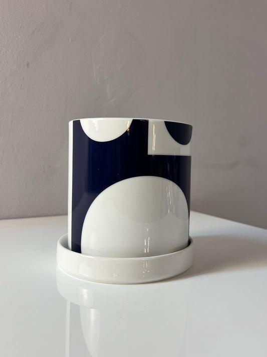 Blumentopf dunkelblau weiß mit "Geometry 1" Print von Verner Panton für Menu