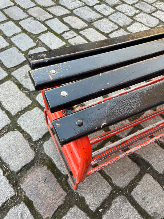 Bank mit Schuhablage orange schwarz aus Tschechien Industrial Design