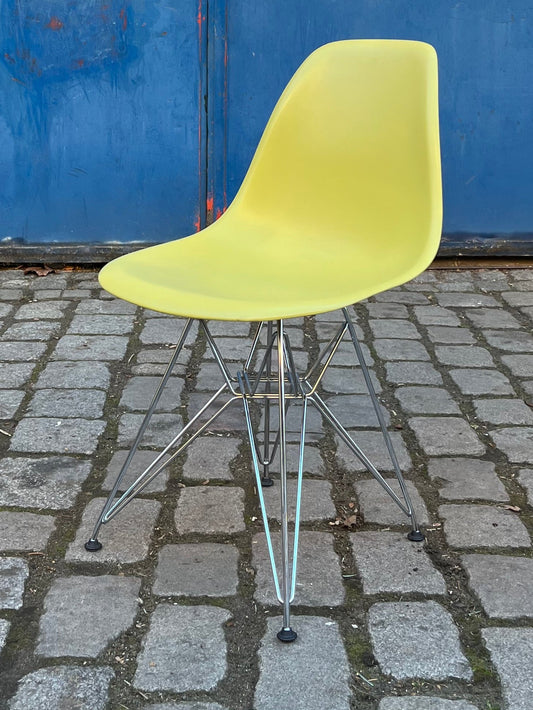 Plastic Side Chair DSR limettengrün Chrom von Ray & Charles Eames für Vitra