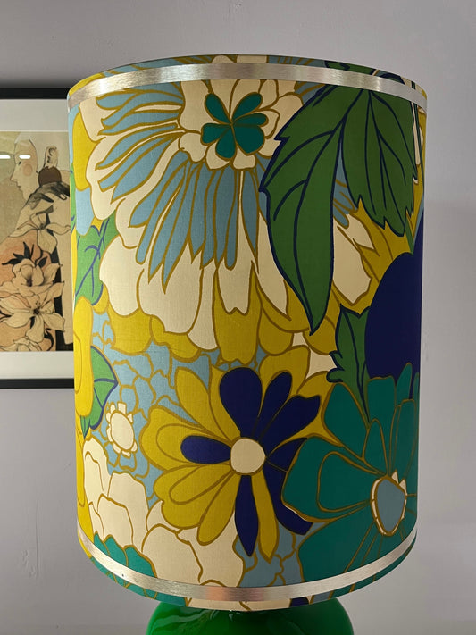 Tischlampe grün mit leuchtendem Glasfuß und floralem Schirm von Doria