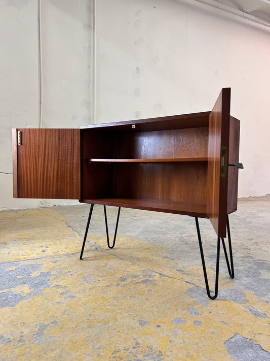 Schmale Kommode Teak auf Hairpinlegs aus Dänemark