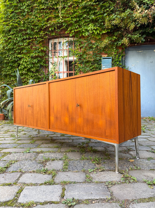 Sideboard Teak mit Flügeltüren & neuen Chromfüßen