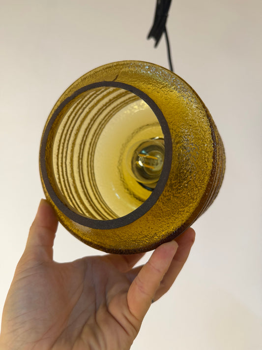 Hängelampe goldbraun Strukturglas Messing aus Dänemark