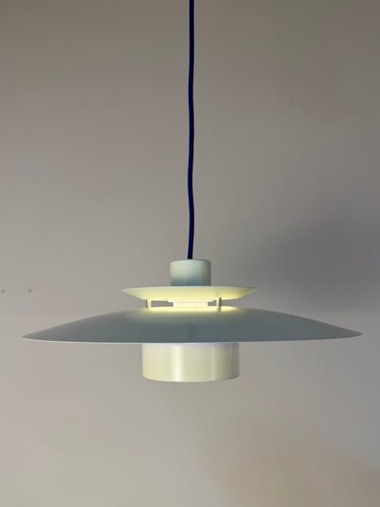Lammellenlampe weiß mit blauem Akzent aus Dänemark