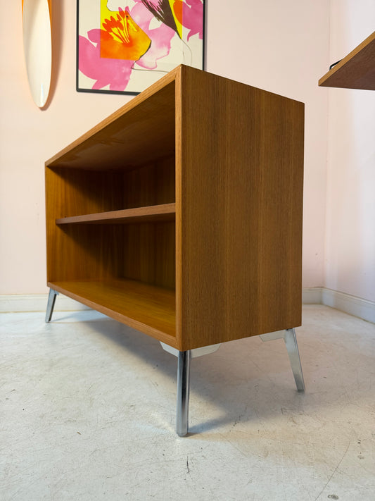 Regal Teak mit neuen Chromfüßen von KMK