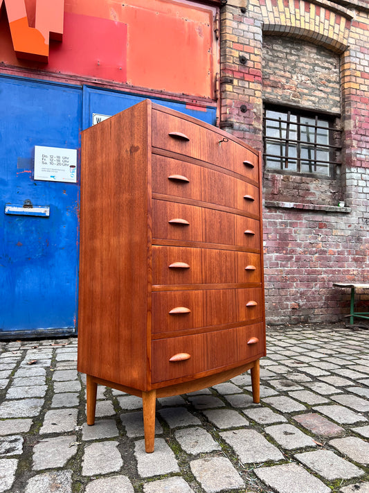 Halbrunde Kommode Teak mit Muschelgriffen aus Dänemark