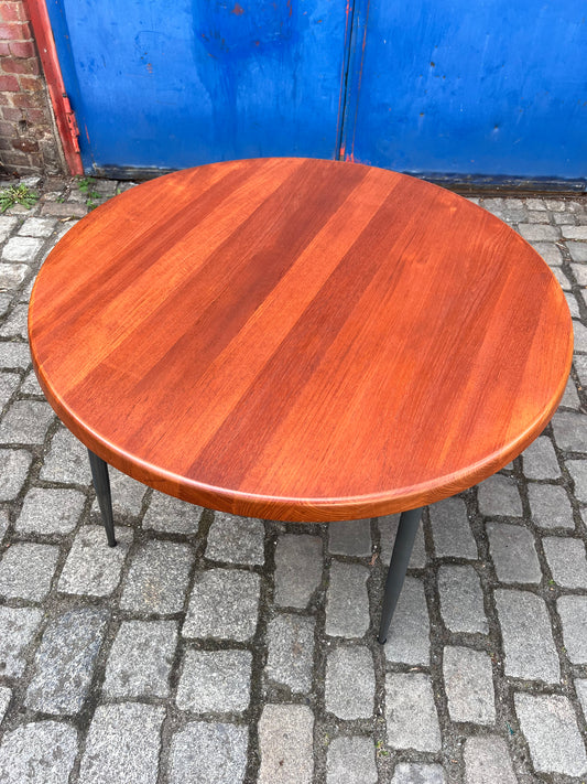 Esstisch Niels Bach mit Füßen von Natural Goods Berlin