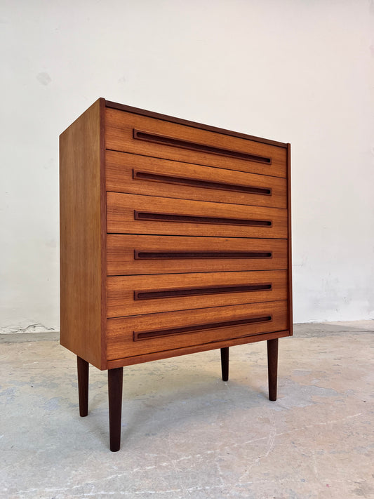 Kommode Teak mit eingelassenen langen Griffen aus Dänemark