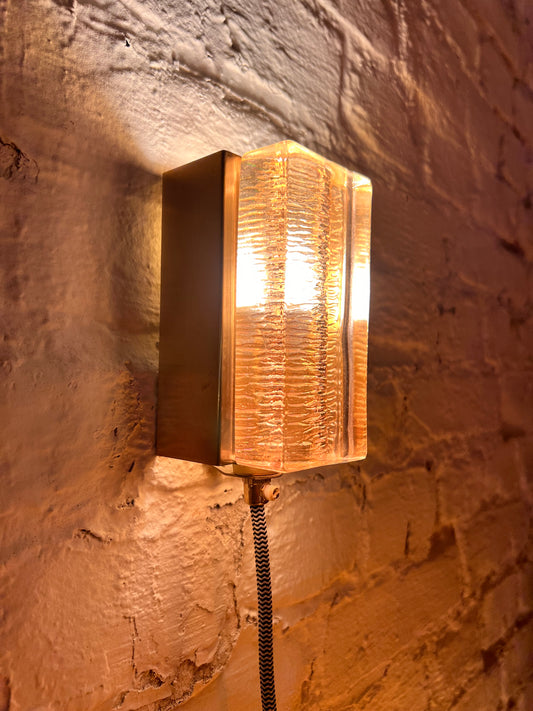 Wandlampe bernsteinfarben Eisglas & Messing von Vitrika