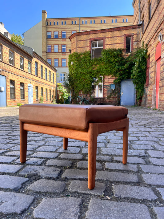 Hocker mit Lederkissen von Hans J. Wegner