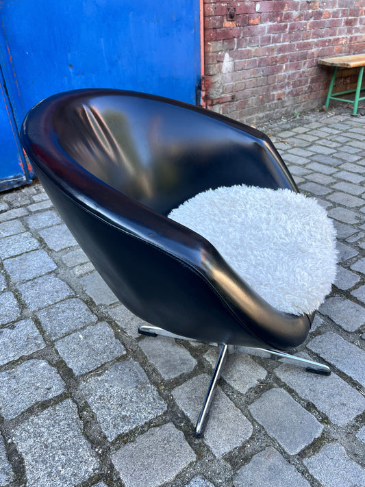 Cocktailsessel Kunstleder mit beigem Fellkissen