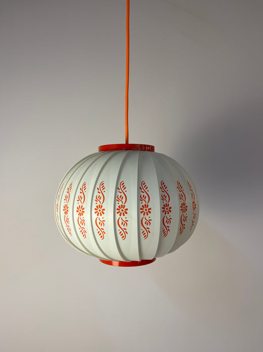 Hängelampe mit roten Blumendetails von Lars Schiøler
