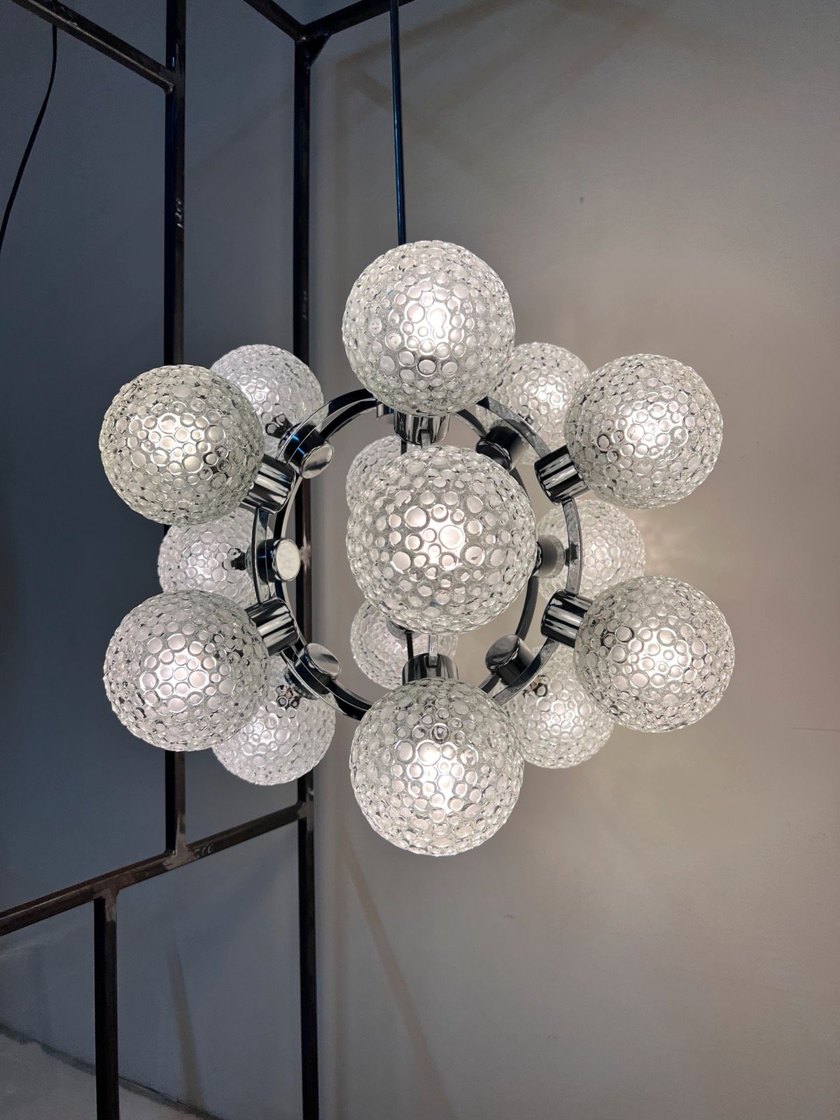 Sputnik Kugel Kronleuchter weiß Chrom