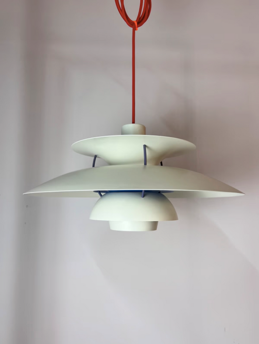 Lamellenlampe PH5 weiß blau mit rotem Kabel von Poul Henningsen für Louis Poulsen