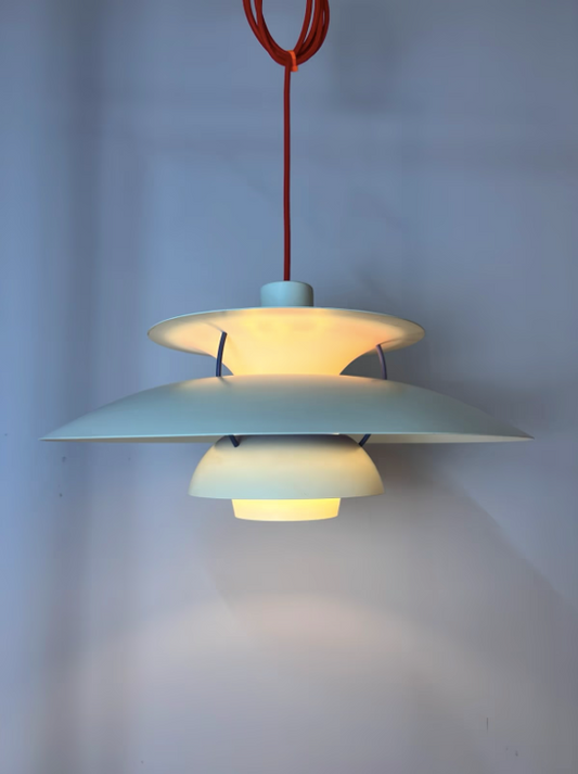 Lamellenlampe PH5 weiß blau mit rotem Kabel von Poul Henningsen für Louis Poulsen