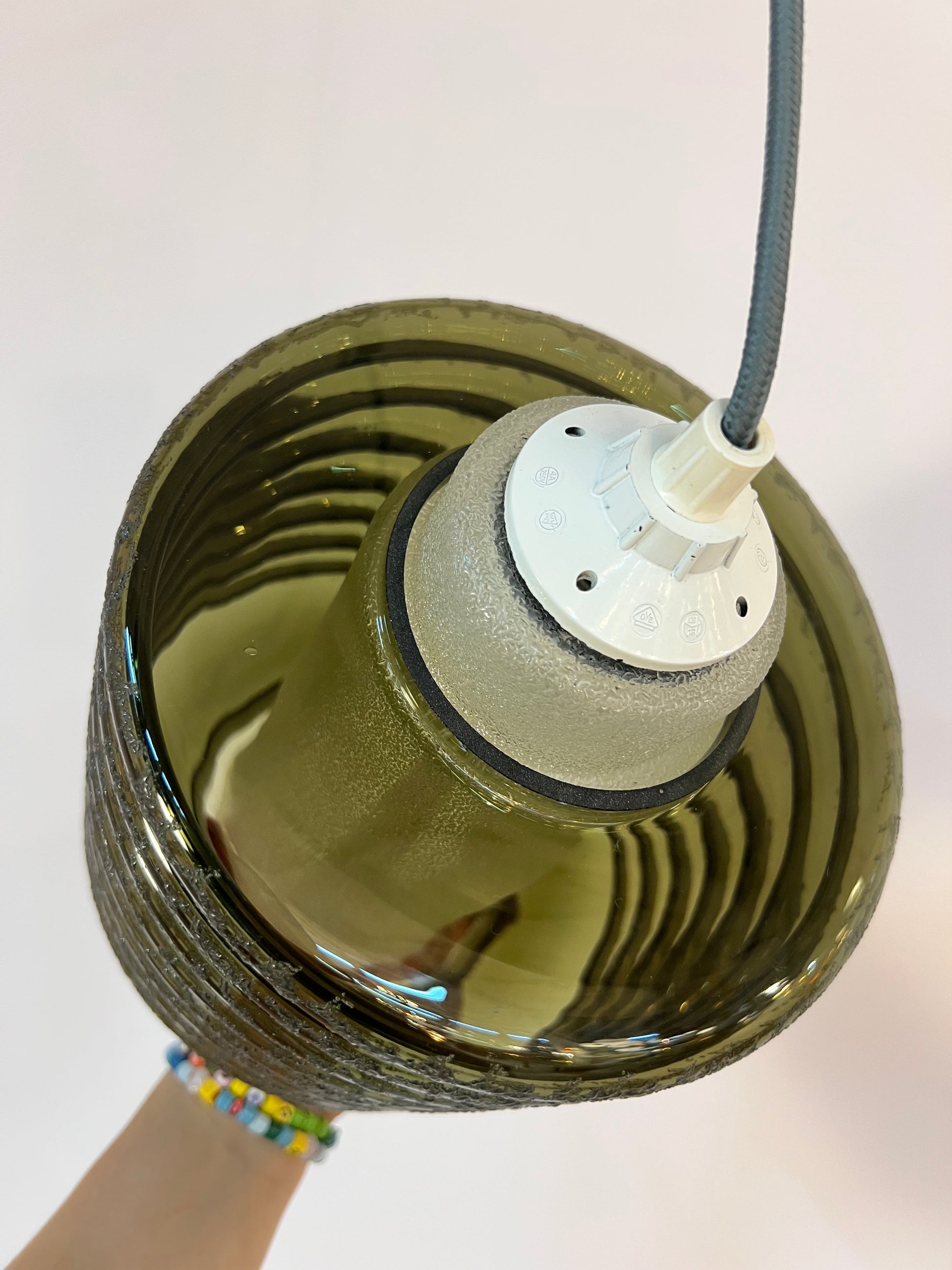 Hängelampe schwarz weiß strukturiert mit zwei Glasschirmen