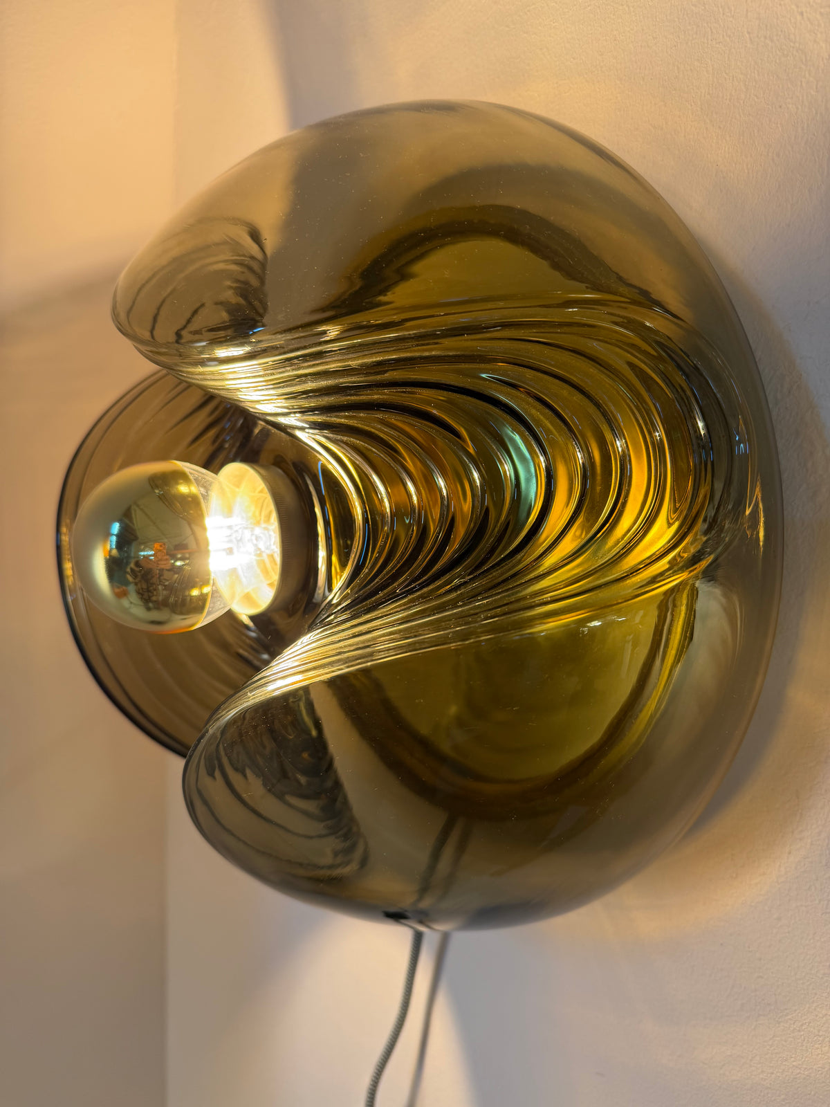 Große Wandlampe Futura Rauchglas Messing von Koch & Lowy für Peill & Putzler