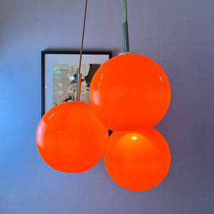 Große Kugellampe orange Kunststoff mit Chromstab