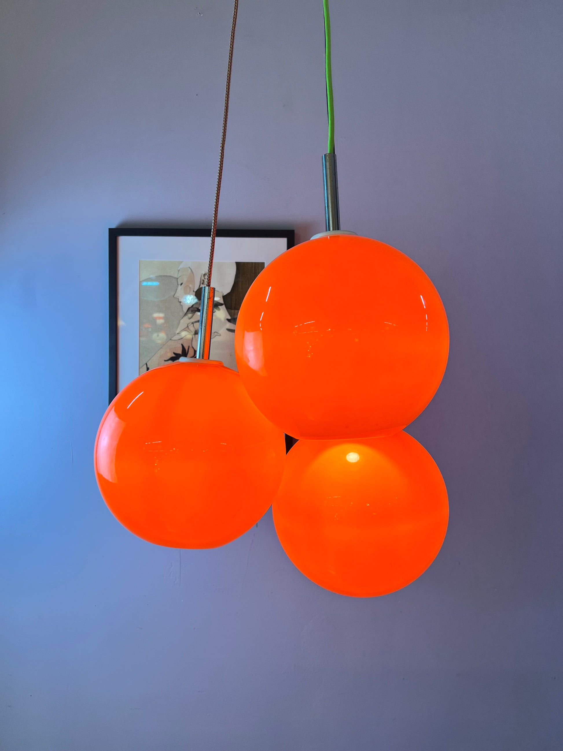 Große Kugellampe orange Kunststoff mit Chromstab