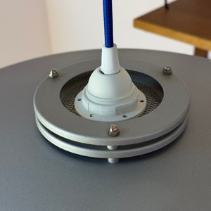 Lamellenlampe silbergrau mit marmoriertem Glasschirm aus Dänemark