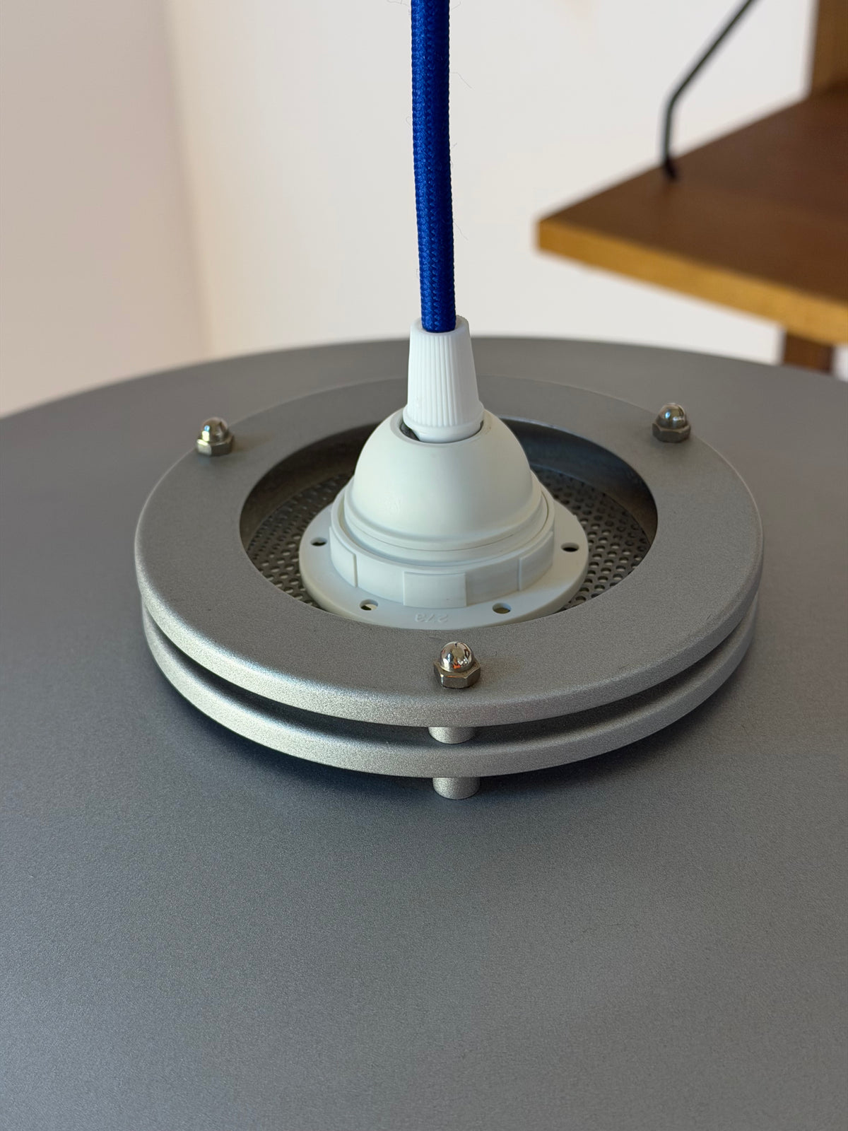 Lamellenlampe silbergrau mit marmoriertem Glasschirm aus Dänemark