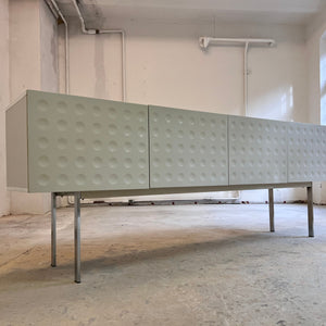 Sideboard weiß mit kreisförmigem Reliefmuster aus Belgien