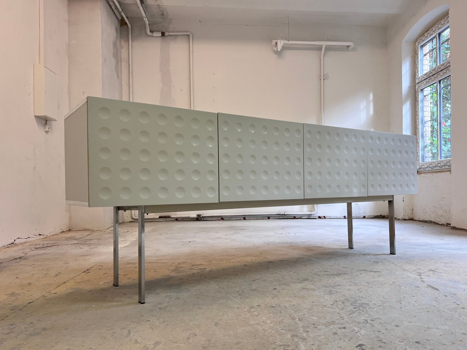 Sideboard weiß mit kreisförmigem Reliefmuster aus Belgien