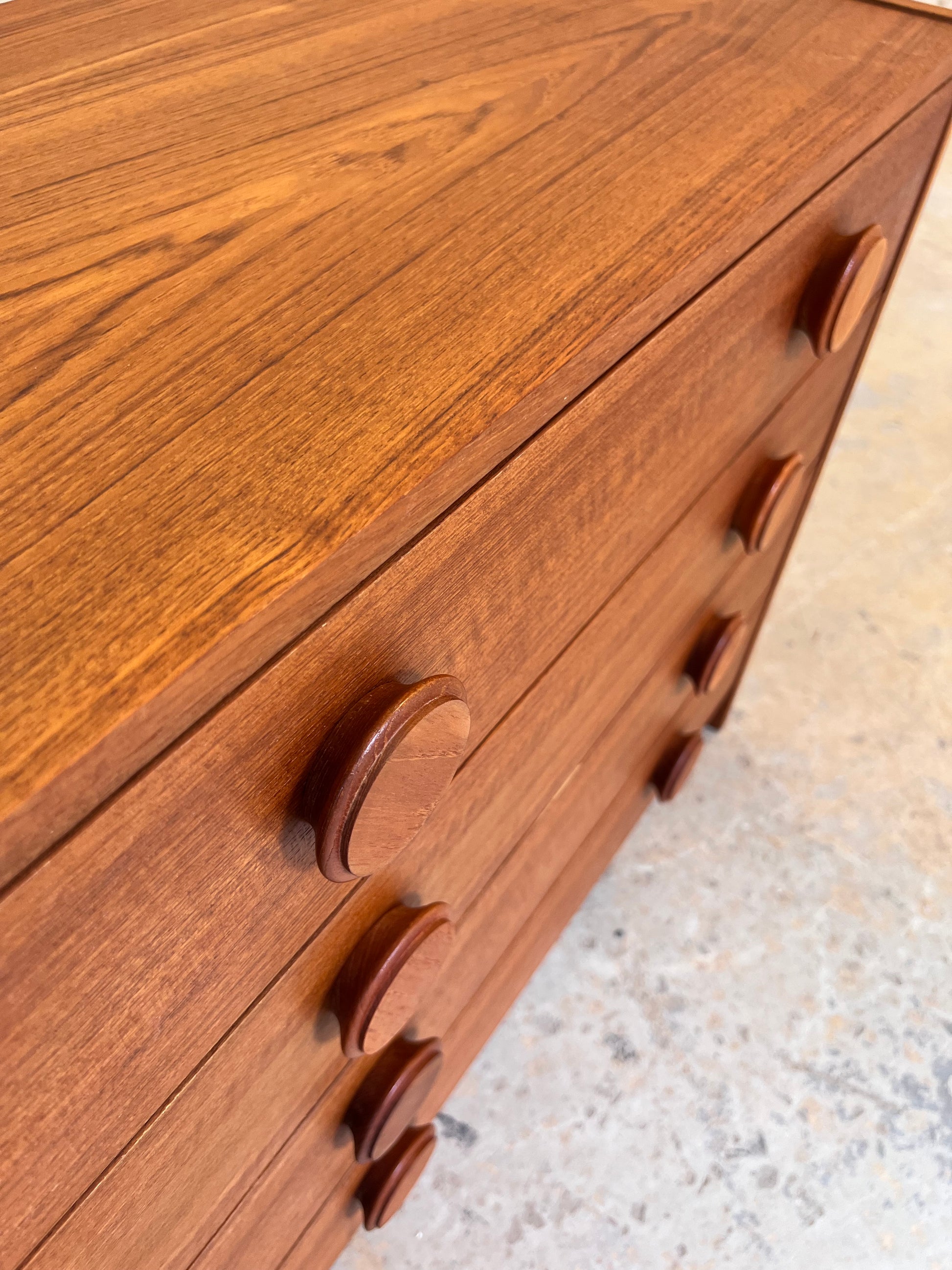 Kommode Teak mit runden Griffen aus Dänemark