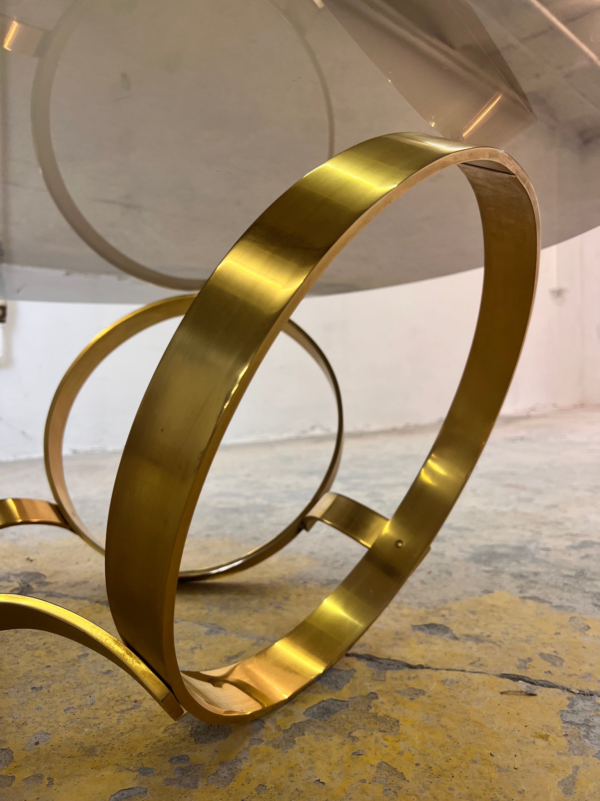 Runder Hesterberg Couchtisch mit Kreisgestell Messing Rauchglas