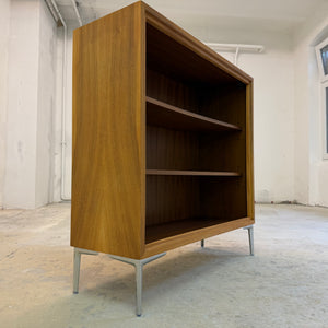 Bücherregal Nussbaum mit neuen Chromfüßen von WK Möbel